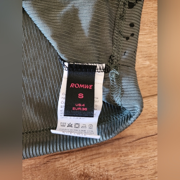 Romwe Grunge Punk Women's S US 4 Crop Top Skulls Roses Colorblock Raglan Sleeves - Picture 4 of 6